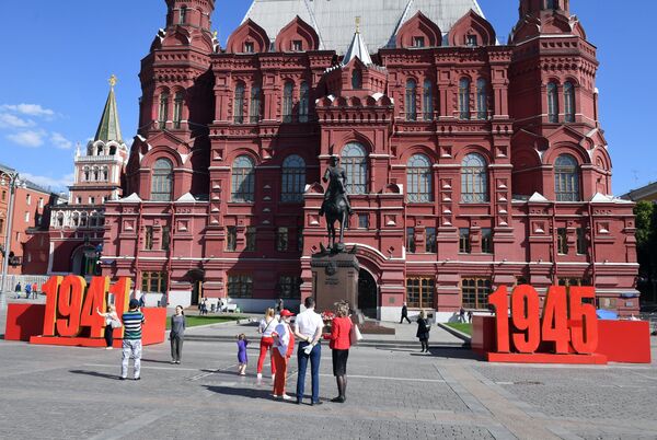 Украшение перед памятником маршалу Георгию Жукову у Исторического музея в Москве - Sputnik Кыргызстан