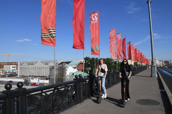 Девушки на самокатах на Большом Каменном Мосту в Москве - Sputnik Кыргызстан