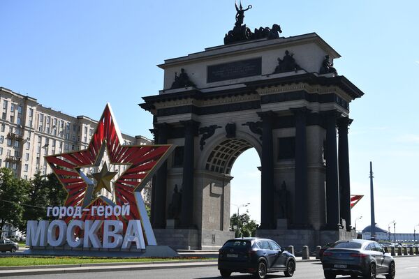 Звезда с надписью город-герой Москва у Триумфальной арки на Кутузовском проспекте в Москве - Sputnik Кыргызстан