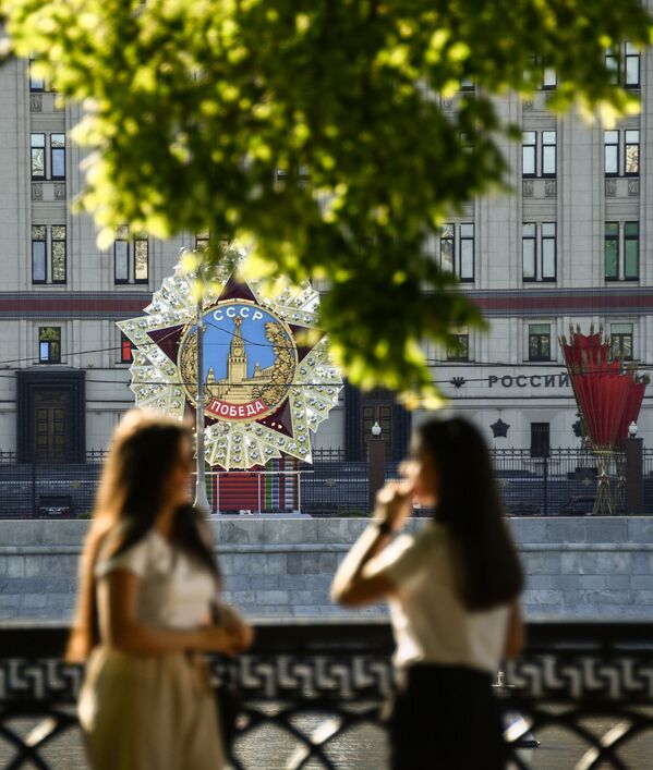 Декорация в виде Ордена Победы у здания Министерства обороны в Москве - Sputnik Кыргызстан