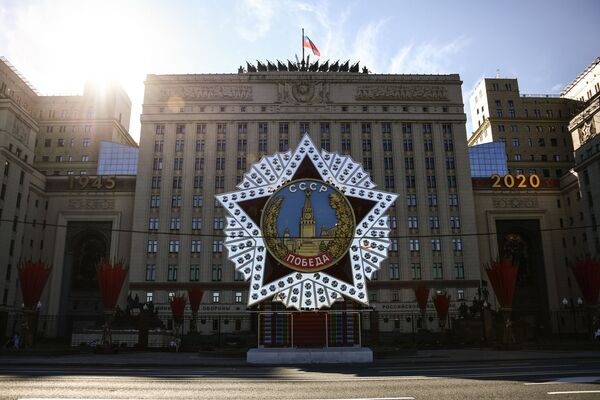 Декорация в виде Ордена Победы у здания Министерства обороны в Москве - Sputnik Кыргызстан