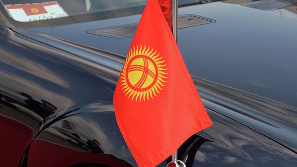Флаг на автомобиле кортежа президента. Архивное фото - Sputnik Кыргызстан