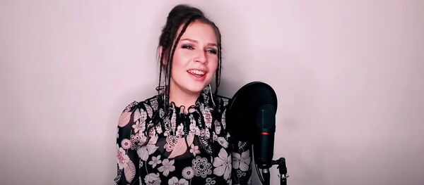 Мирбек Атабековдун Мурасын дал өзүндөй аткарган россиялык ырчы кыз. Видео - Sputnik Кыргызстан