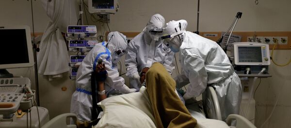 Медицинские работники ухаживают за пациентом. Архивное фото - Sputnik Кыргызстан