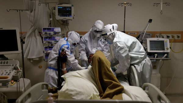 Медицинские работники ухаживают за пациентом. Архивное фото - Sputnik Кыргызстан