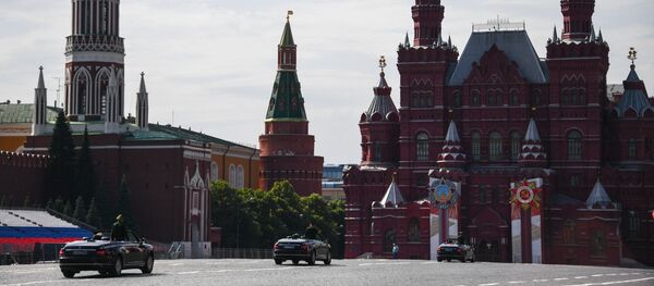 Кабриолеты Aurus проехали по Красной площади - Sputnik Кыргызстан