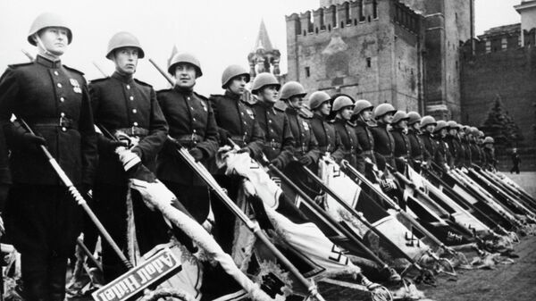 Парад Победы на Красной площади в Москве 24 июня 1945 года в ознаменование разгрома фашистской Германии во Второй мировой войне 1939-1945 годов. Архивное фото - Sputnik Кыргызстан