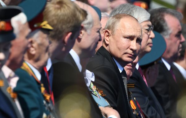 Президент РФ Владимир Путин на военном параде в ознаменование 75-летия Победы на Красной площади - Sputnik Кыргызстан