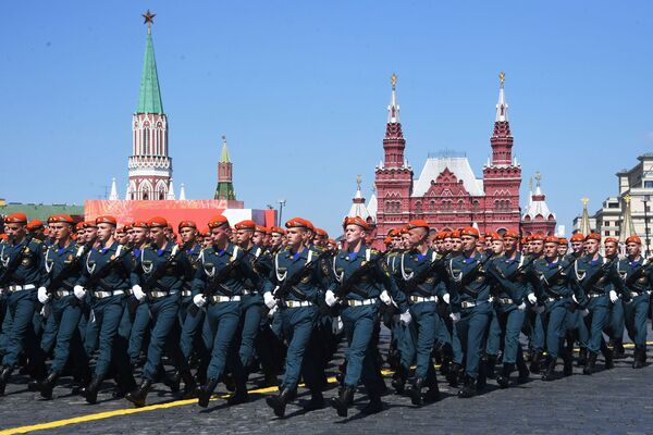 Военнослужащие парадных расчетов во время военного парада Победы на Красной площади - Sputnik Кыргызстан