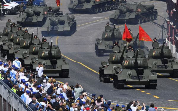 Танки Т-34-85 во время военного парада Победы на Красной площади - Sputnik Кыргызстан