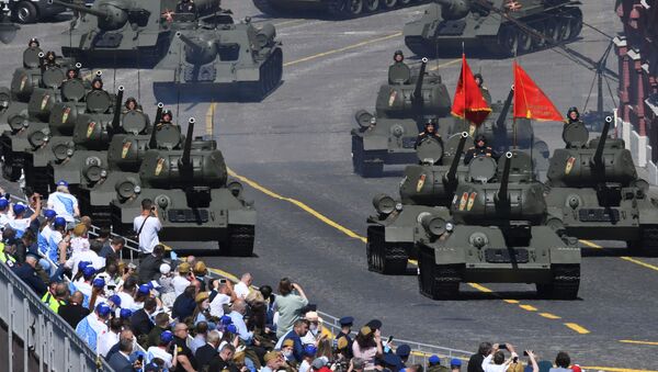 Танки Т-34-85 во время военного парада Победы на Красной площади - Sputnik Кыргызстан