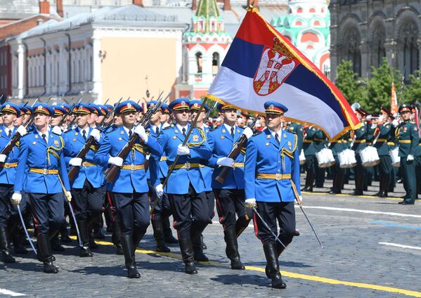 Парадный расчет армии Сербии во время военного парада Победы в Москве - Sputnik Кыргызстан