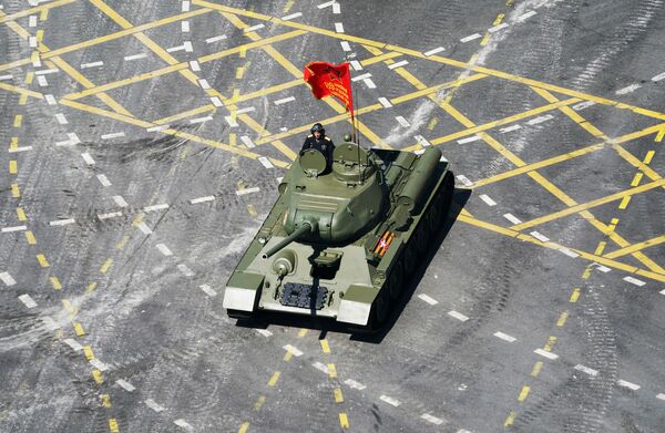 Танк Т-34-85 во время военного парада Победы - Sputnik Кыргызстан