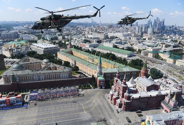 Многоцелевые вертолеты Ми-8 во время воздушной части военного парада Победы - Sputnik Кыргызстан