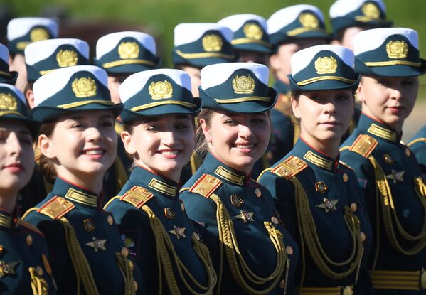Военнослужащие парадных расчетов перед началом военного парада на Красной площади в Москве - Sputnik Кыргызстан