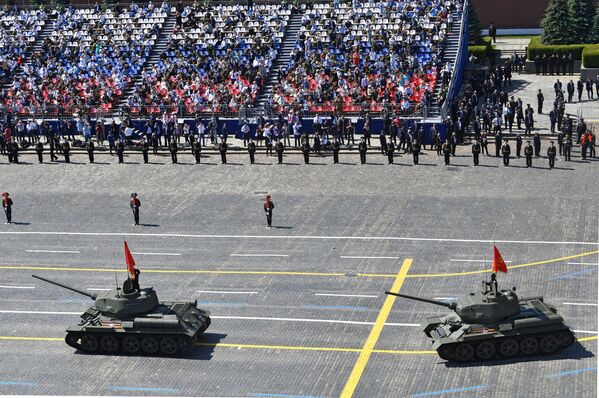 Танки Т-34-85 во время военного парада Победы - Sputnik Кыргызстан