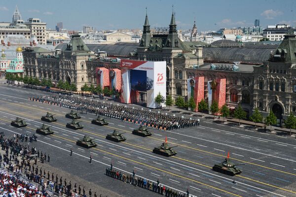 Танки Т-34-85 во время военного парада в ознаменование 75-летия Победы на Красной площади - Sputnik Кыргызстан