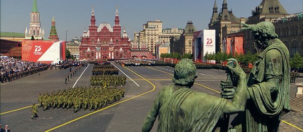 Кызыл аянттан баскан кыргыз жоокерлери! Жеңиш парадындагы видео - Sputnik Кыргызстан