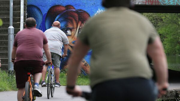 Мужчины с лишним весом катаются на велосипеде. Архивное фото - Sputnik Кыргызстан