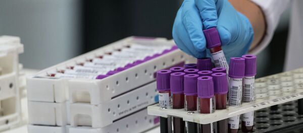 Лаборатория кызматкери коронавируска анализ жасоо учурунда - Sputnik Кыргызстан