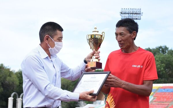 Спортсмен начал свой забег 19 июня и финишировал 24-го на главной спортивной арене имени Долона Омурзакова - Sputnik Кыргызстан