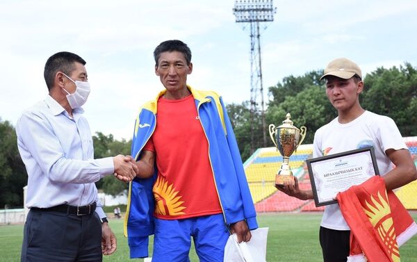 Бегун рассказал, что пробежал более 400 километров с целью побудить молодых ребят вести здоровый образ жизни, заниматься физической культурой и спортом. - Sputnik Кыргызстан