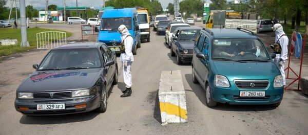 Сотрудник правоохранительных органов на санитарном посту в селе Киршелк Чуйской области. Архивное фото - Sputnik Кыргызстан