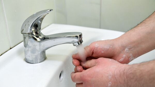 Человек моет руки. Архивное фото - Sputnik Кыргызстан