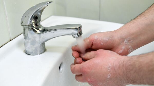 Человек моет руки. Архивное фото  - Sputnik Кыргызстан