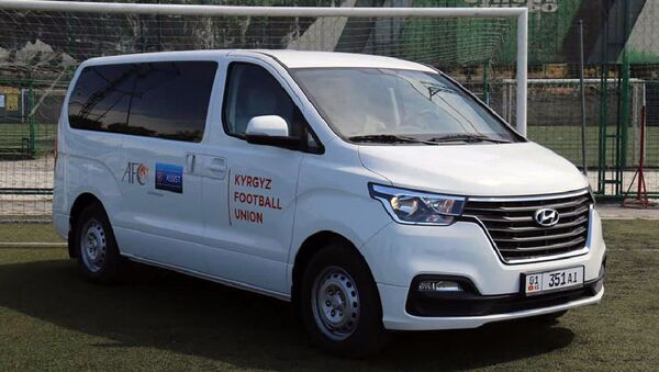 Помощь  УЕФА Кыргызскому футбольному союзу КР в виде минивэна Hyundai H1 - Sputnik Кыргызстан
