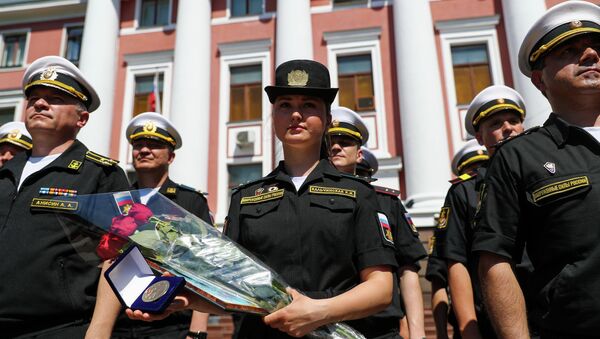 В Калининграде наградили девушку, не покинувшую строй на параде из-за слетевшей туфли - Sputnik Кыргызстан