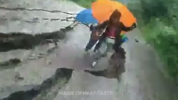 Земля рушится под ногами людей, как в фильмах про апокалипсисы, — видео - Sputnik Кыргызстан