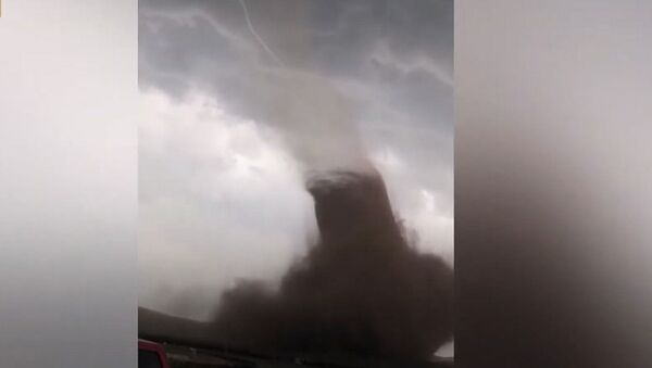 Ужасающий торнадо сняли вблизи — видео из Китая - Sputnik Кыргызстан