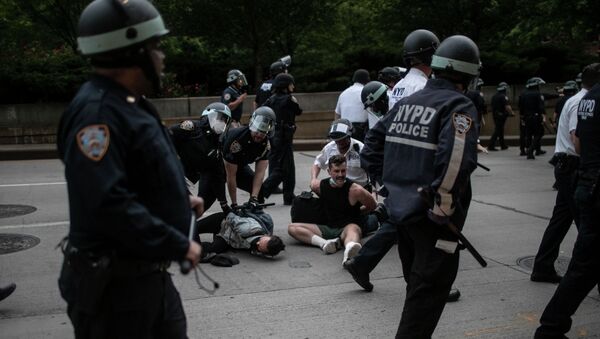 Полицейские арестовывают протестующих в Нью-Йорке. Архивное фото - Sputnik Кыргызстан