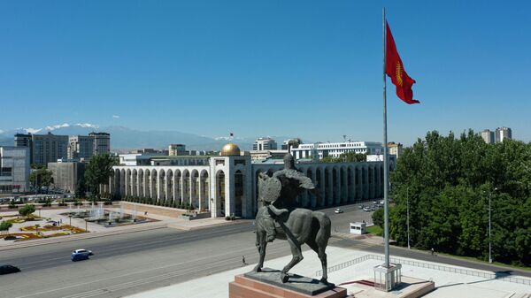 Памятник Манасу и флагшток на площади Ала-Тоо в Бишкеке. Архивное фото - Sputnik Кыргызстан