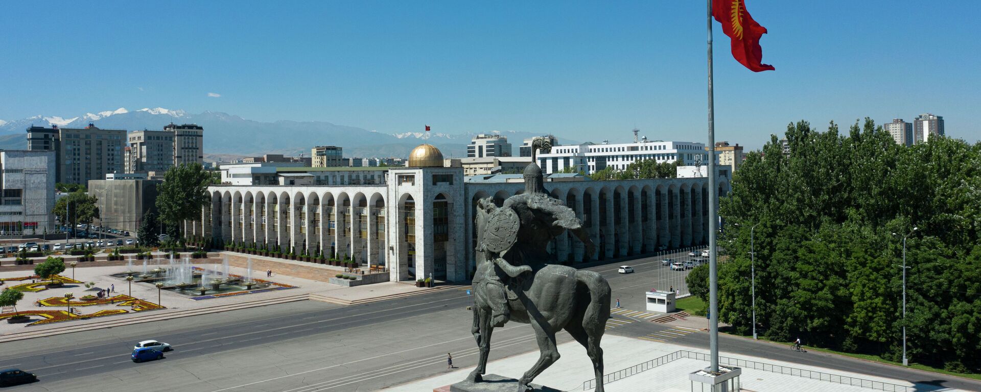 Памятник Манасу и флагшток на площади Ала-Тоо в Бишкеке. Архивное фото - Sputnik Кыргызстан, 1920, 01.05.2023