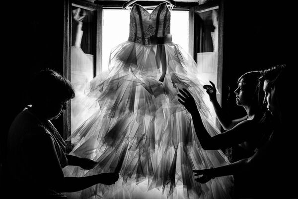 Снимок  Wedding Dress  итальянского фотографа Gianfranco Bernardo, занявший первое место в категории Wedding конкурса 2020 Creative Photo Awards - Sputnik Кыргызстан