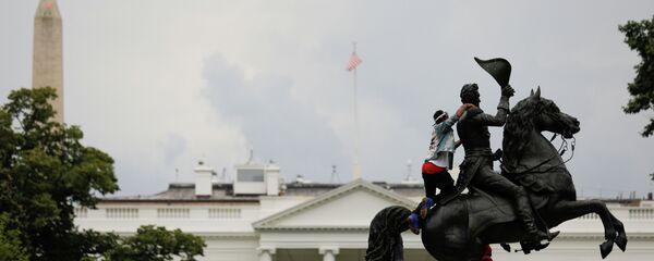 Вашингтондогу Эндрю Жексондун айкелин кулатууга аракет кылып жаткан адам - Sputnik Кыргызстан