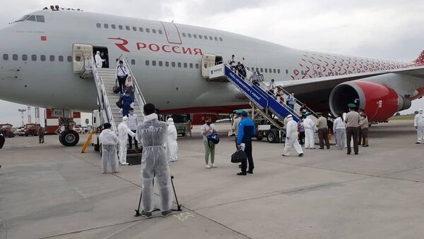 Самолет в международном аэропорту Манас в котором прибыли 554 кыргызстанцев из Санкт-Петербурга - Sputnik Кыргызстан