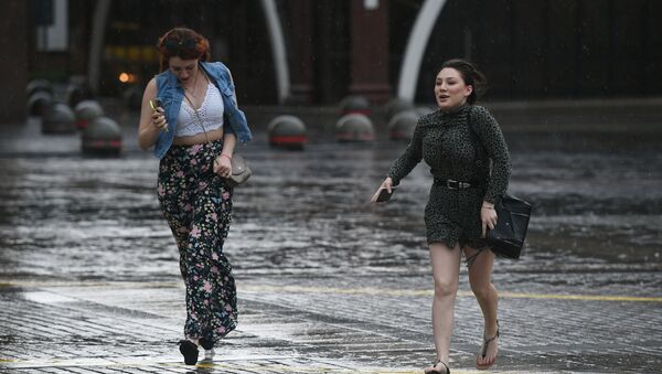 Девушки на улице во время дождя. Архивное фото - Sputnik Кыргызстан