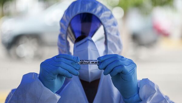 Медицинский работник держит образец мазка из носа - Sputnik Кыргызстан