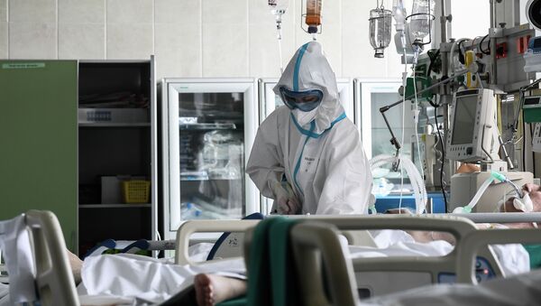 Врач и пациент в реанимации больницы. Архивное фото - Sputnik Кыргызстан