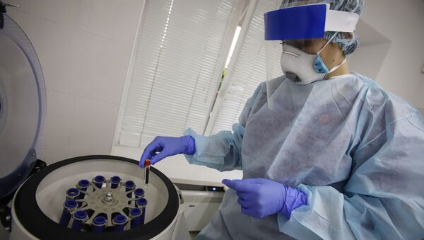Медицинский работник выполняет тест на наличие антител к коронавирусу. Архивное фото - Sputnik Кыргызстан