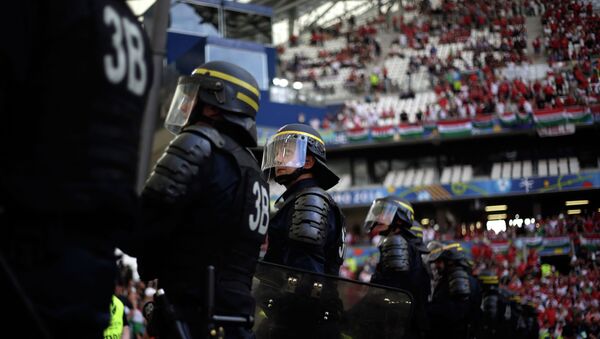 Полиция наблюдает как болельщики Венгрии стоят на трибунах. Архивное фото - Sputnik Кыргызстан