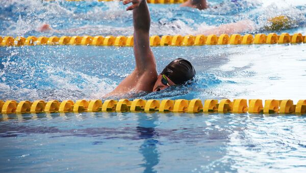 Спортсмены занимаются плаванием в бассейне - Sputnik Кыргызстан