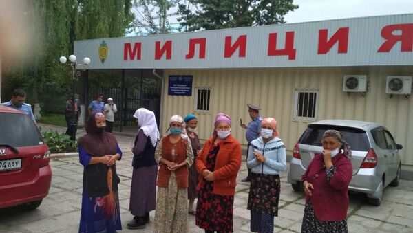 Ош шаардык милициясы Тилемчи аталышындагы профилактикалык рейд өткөрүп, бир күндө жол боюнда кайыр сурап жүргөн 20 адамды кармады - Sputnik Кыргызстан