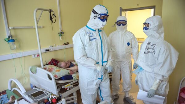 Медицинские работники больницы в палате с коронавирусными больными. Архивное фото - Sputnik Кыргызстан