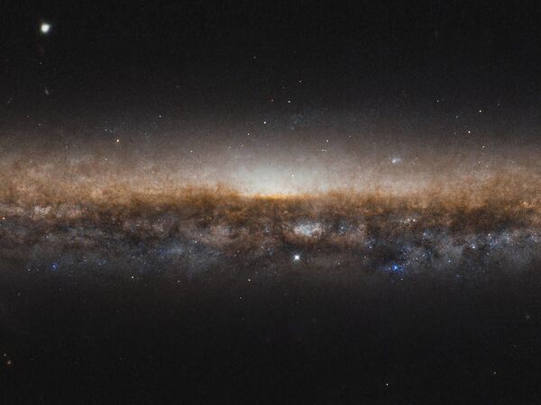 Галактика NGC 5907 снятая космическим телескопом Хаббл - Sputnik Кыргызстан