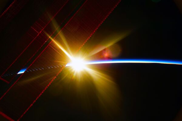 Вид с МКС на рассвет над Землей  - Sputnik Кыргызстан