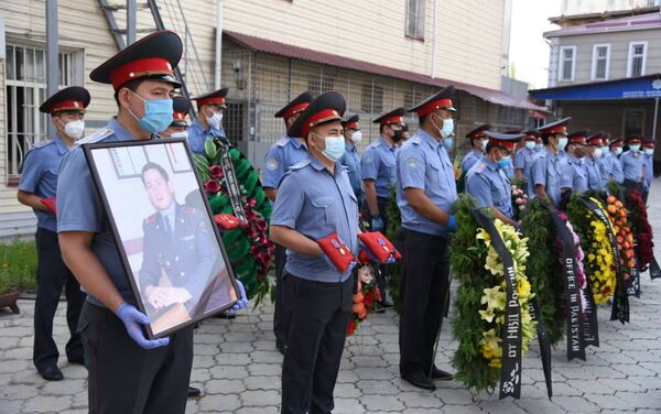 38-летний подполковник милиции умер 27 июня в больнице. В горздраве Бишкека сообщили, что у него была пневмония - Sputnik Кыргызстан